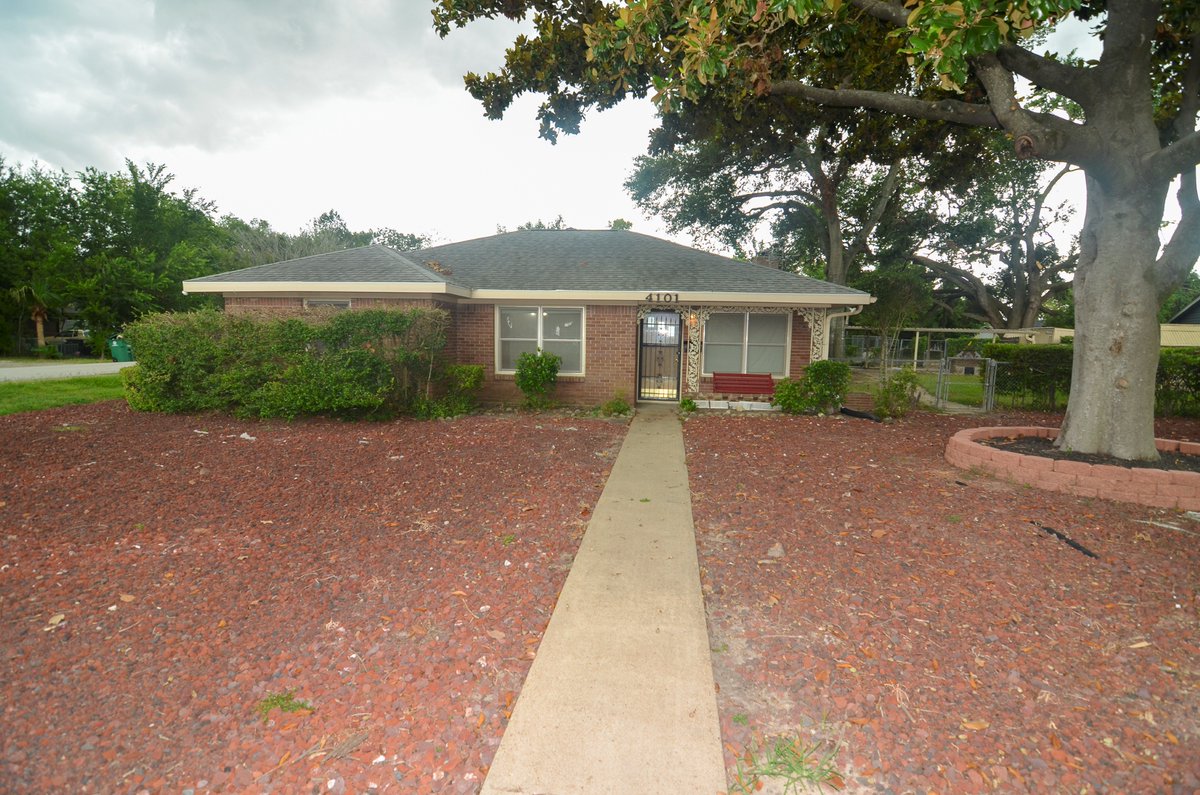 stacy_burgin's tweet image. 🏡Get ready to call this charming corner-lot home yours! Coming soon for lease in Spring Branch! Don't miss out on this amazing opportunity. 💓 #ComingSoon #ForLease #CharmingHome #SpringBranch #CornerLot #DreamHome