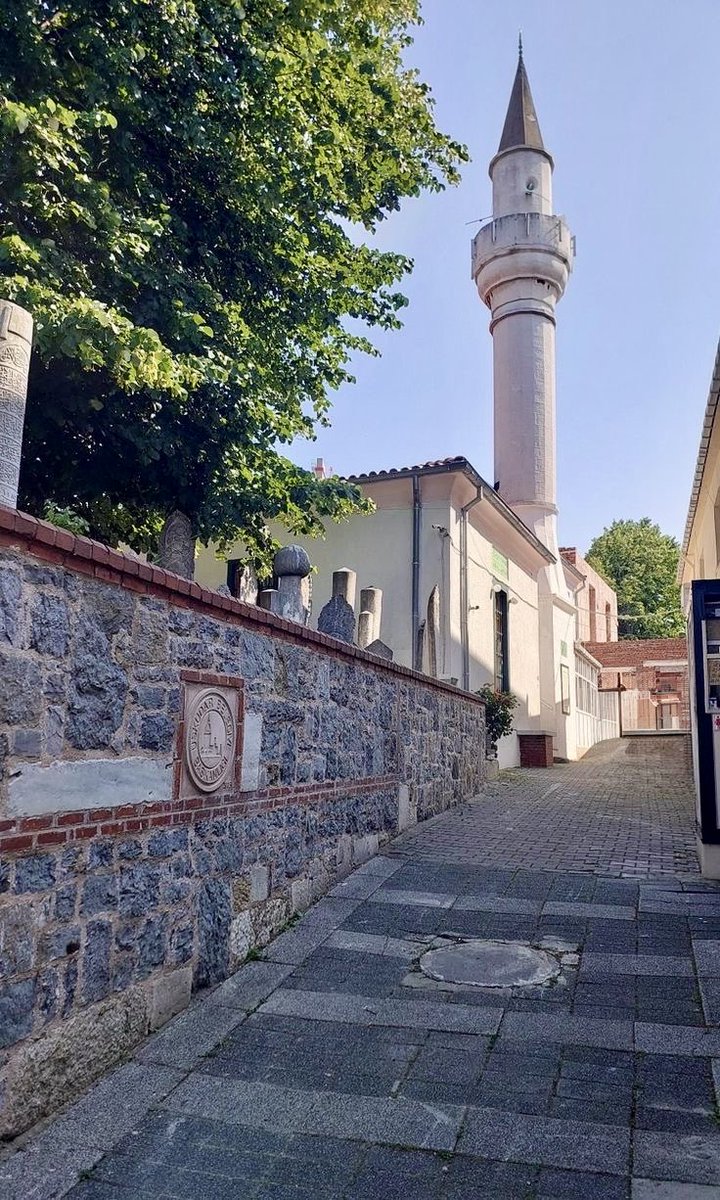 Ebrzen1's tweet photo. Müşâhede-i dîdâr-ı dildâr, rûşen-i fezâ-yı ebsârdır…
(İnsan sevdiğini, dostunu, yoldaşını, gönüldaşını görünce gözü aydınlanır, gönlü açılır, ferah bulur.)
(Hz. Ali)
Çıkmaz bir sokakta
kâdim bir dost gibi …
#üsküdar
#salacak
#NasuhiMehmetEfendiCamii
#HaticeSultan https://t.co/KKK0gvHYVz