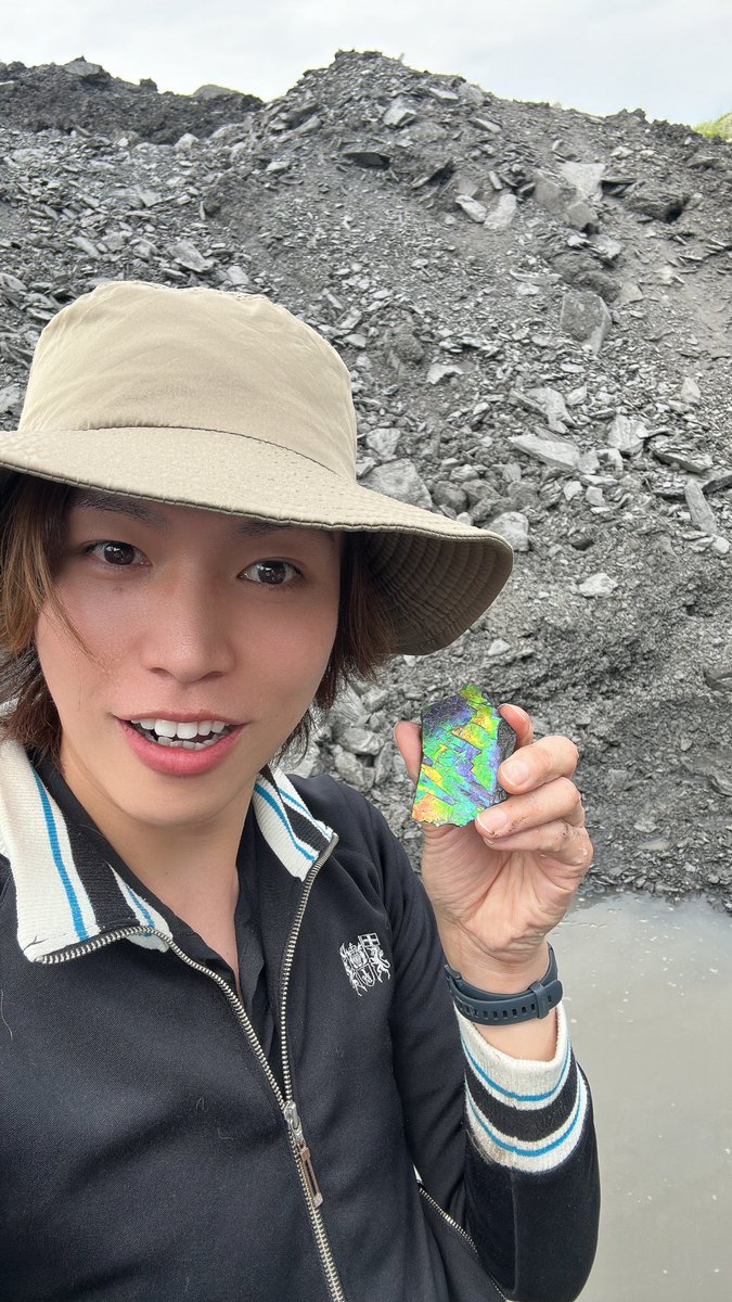 カナダの鉱山でめちゃくちゃ綺麗な宝石のアンモライトGETしました✨