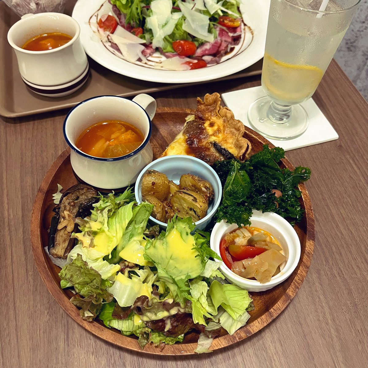 sei2graphics's tweet photo. 妻と遅めのランチ😋
満足度の高いキッシュのプレートと
レモネードも最高でした👍✨

#湯島 #simom 
#ZERO #ソフビ https://t.co/9oTgzOGhXc