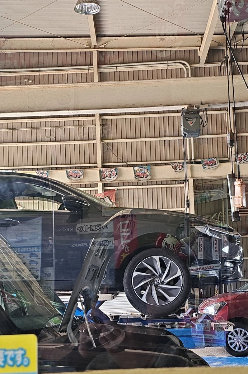 melon1029e's tweet photo. タイヤ交換中‼️
 #HONDA
 #INSIGHT
 #ZE4 https://t.co/wmjMeXcCbJ