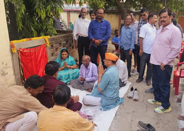 Saurabhmlaup's tweet photo. क्षेत्र का विकास, मेरी प्राथमिकता.
वार्ड सुंदरपुर के कीर्तिनगर में श्री मानचंद जी के आवास से श्री दीपक सिंह पटेल जी के आवास तक रु 7.94 लाख की लागत से 111 मीटर इन्टरलाकिंग मार्ग निर्माण कार्य के शिलान्यास का पूजन पार्षद श्रीमती शेषमणि देवी जी व श्री रामसूरत मास्टर जी से कराया गया। https://t.co/iJFRNkSqhm