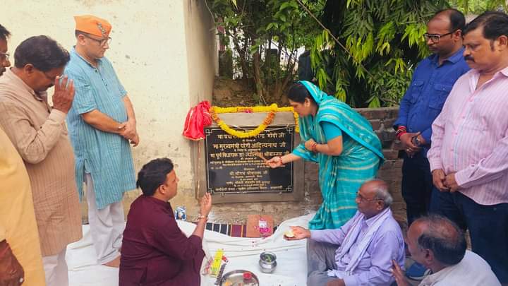 Saurabhmlaup's tweet photo. क्षेत्र का विकास, मेरी प्राथमिकता.
वार्ड सुंदरपुर के कीर्तिनगर में श्री मानचंद जी के आवास से श्री दीपक सिंह पटेल जी के आवास तक रु 7.94 लाख की लागत से 111 मीटर इन्टरलाकिंग मार्ग निर्माण कार्य के शिलान्यास का पूजन पार्षद श्रीमती शेषमणि देवी जी व श्री रामसूरत मास्टर जी से कराया गया। https://t.co/iJFRNkSqhm