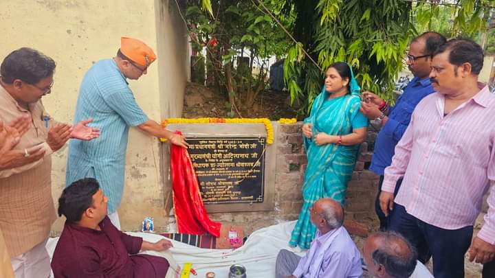 Saurabhmlaup's tweet photo. क्षेत्र का विकास, मेरी प्राथमिकता.
वार्ड सुंदरपुर के कीर्तिनगर में श्री मानचंद जी के आवास से श्री दीपक सिंह पटेल जी के आवास तक रु 7.94 लाख की लागत से 111 मीटर इन्टरलाकिंग मार्ग निर्माण कार्य के शिलान्यास का पूजन पार्षद श्रीमती शेषमणि देवी जी व श्री रामसूरत मास्टर जी से कराया गया। https://t.co/iJFRNkSqhm