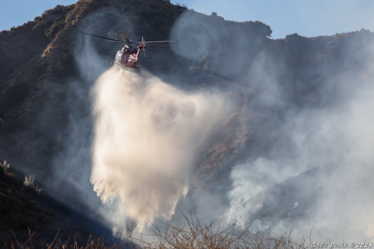 One of my favorite things to catch when shooting helicopters working fire is smoke swirls in the rotor wash. <a href="/LACoFireAirOps/">LACoFireAirOps</a> <a href="/LAFDAirOps/">LAFDAirOps</a> <a href="/LAFDtalk/">#LAFD Talk 💬</a> #latunafire