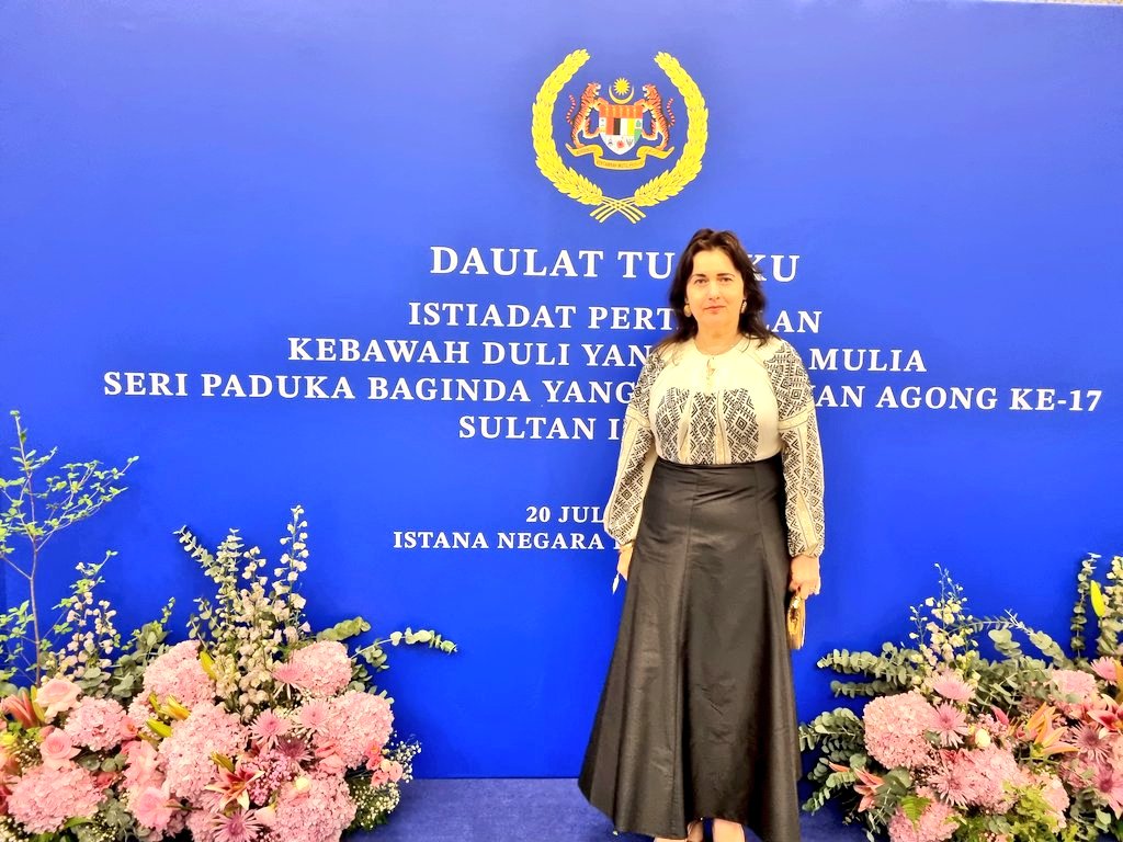 ROinMalaysia's tweet photo. On July 20, 2024 Amb. @NinetaBarbules1 attended with @diplocorpsmy the Installation ceremony of His Majesty Sultan Ibrahim as the 17th King of #Malaysia. The beautiful ceremony took place at the Royal Palace #Istana Negara. 
Daulat Tuanku! @PresidencyRo @MAERomania @ROinMalaysia https://t.co/FykGfIeZ2Q