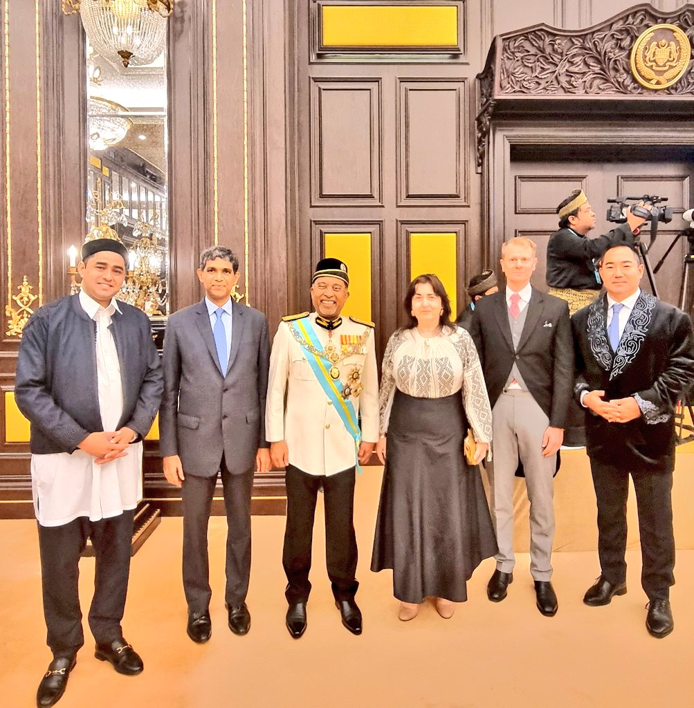 ROinMalaysia's tweet photo. On July 20, 2024 Amb. @NinetaBarbules1 attended with @diplocorpsmy the Installation ceremony of His Majesty Sultan Ibrahim as the 17th King of #Malaysia. The beautiful ceremony took place at the Royal Palace #Istana Negara. 
Daulat Tuanku! @PresidencyRo @MAERomania @ROinMalaysia https://t.co/FykGfIeZ2Q
