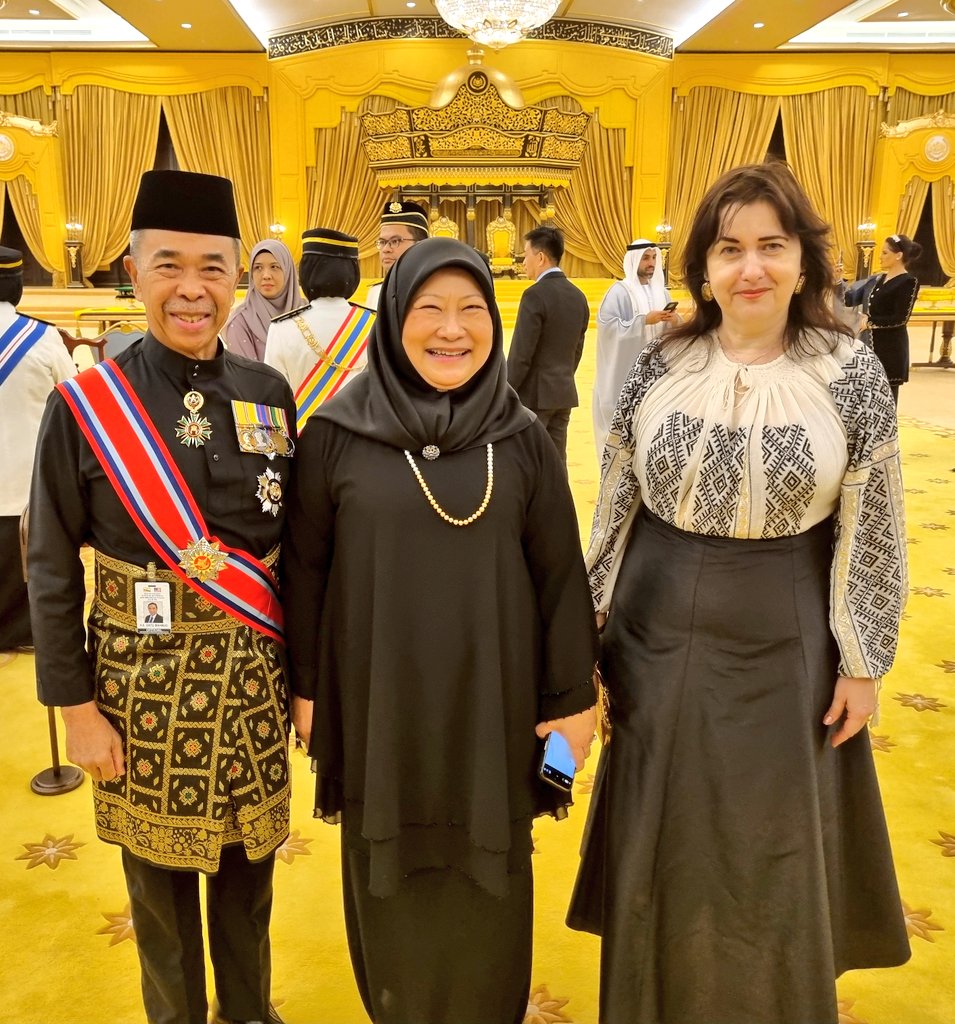 ROinMalaysia's tweet photo. On July 20, 2024 Amb. @NinetaBarbules1 attended with @diplocorpsmy the Installation ceremony of His Majesty Sultan Ibrahim as the 17th King of #Malaysia. The beautiful ceremony took place at the Royal Palace #Istana Negara. 
Daulat Tuanku! @PresidencyRo @MAERomania @ROinMalaysia https://t.co/FykGfIeZ2Q