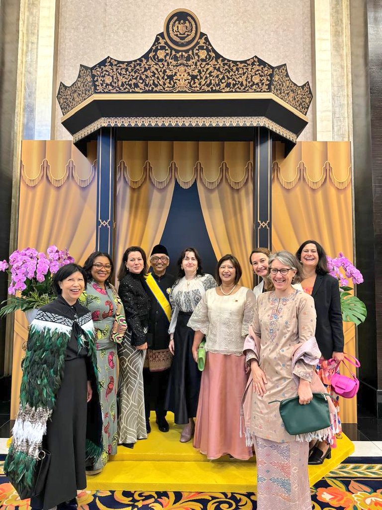 ROinMalaysia's tweet photo. On July 20, 2024 Amb. @NinetaBarbules1 attended with @diplocorpsmy the Installation ceremony of His Majesty Sultan Ibrahim as the 17th King of #Malaysia. The beautiful ceremony took place at the Royal Palace #Istana Negara. 
Daulat Tuanku! @PresidencyRo @MAERomania @ROinMalaysia https://t.co/FykGfIeZ2Q