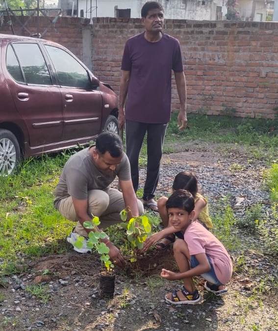 BadagaonPolice's tweet photo. #JhansiPolice #sspjhansi आज दिनांक 20.07.2024 को #पेड़_लगाओ_पेड़_बचाओ_वृक्षारोपण_जन_अभियान-2024' के अंतर्गत थाना बडागांव परिसर  में थाना बडागांव पुलिस द्वारा  वृक्षारोपण किया गया # https://t.co/3g1lFkKZY5