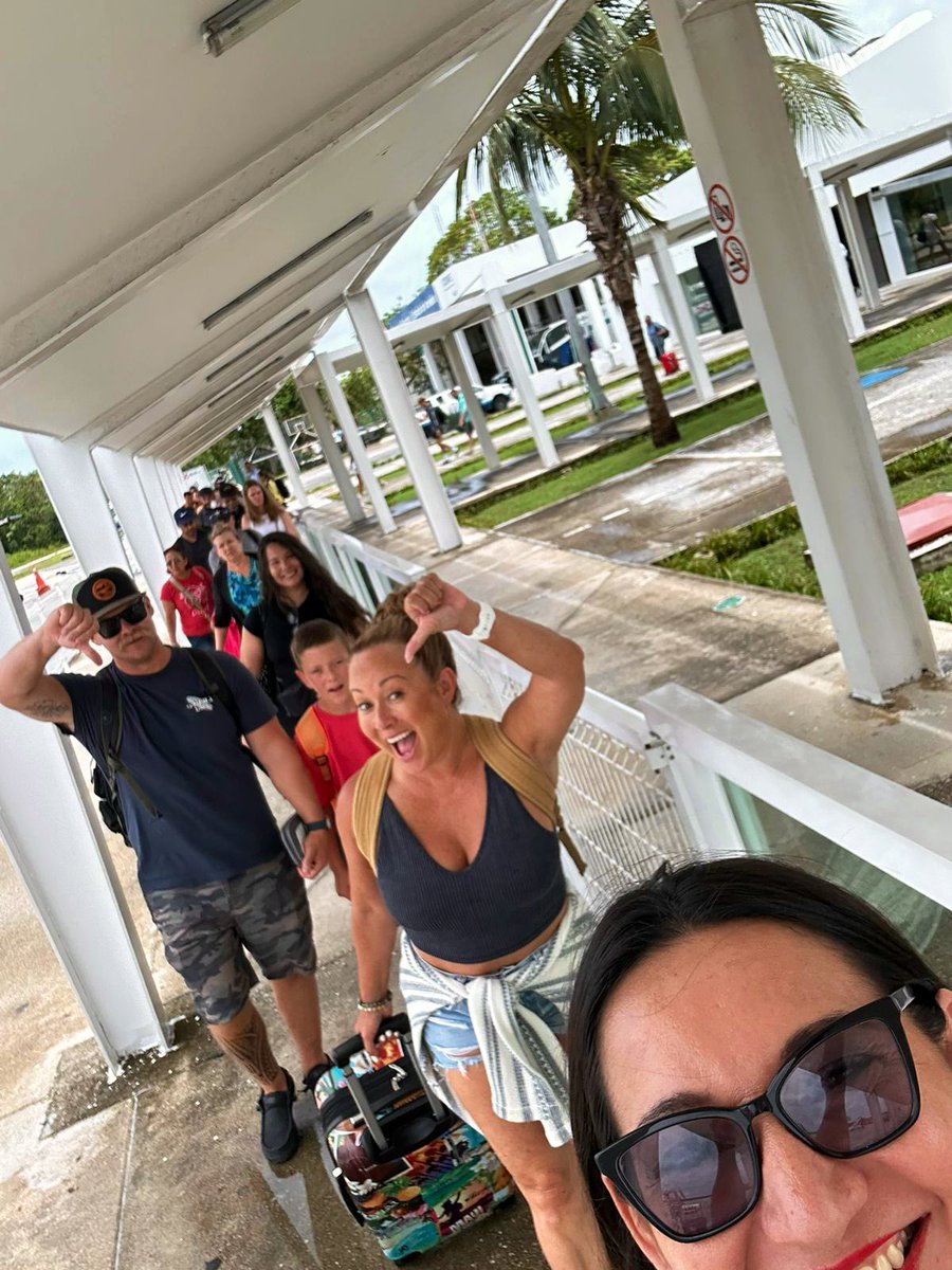 FlorMar_CZM's tweet photo. Thank You CZM TEAM ! 
A difficult day with an Outage system worldwide However your assistance and cooperation to our passengers was very helpful 💙✈️  #Microsoft_fail  #cozumel
@united @MaLuisaDouriet https://t.co/MXcO3giQUA