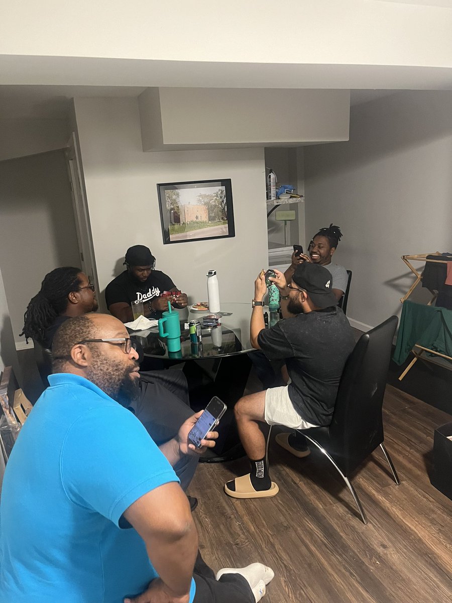 crimsoncomettv's tweet photo. Great night hanging with the fellas https://t.co/1fNRHYQQco