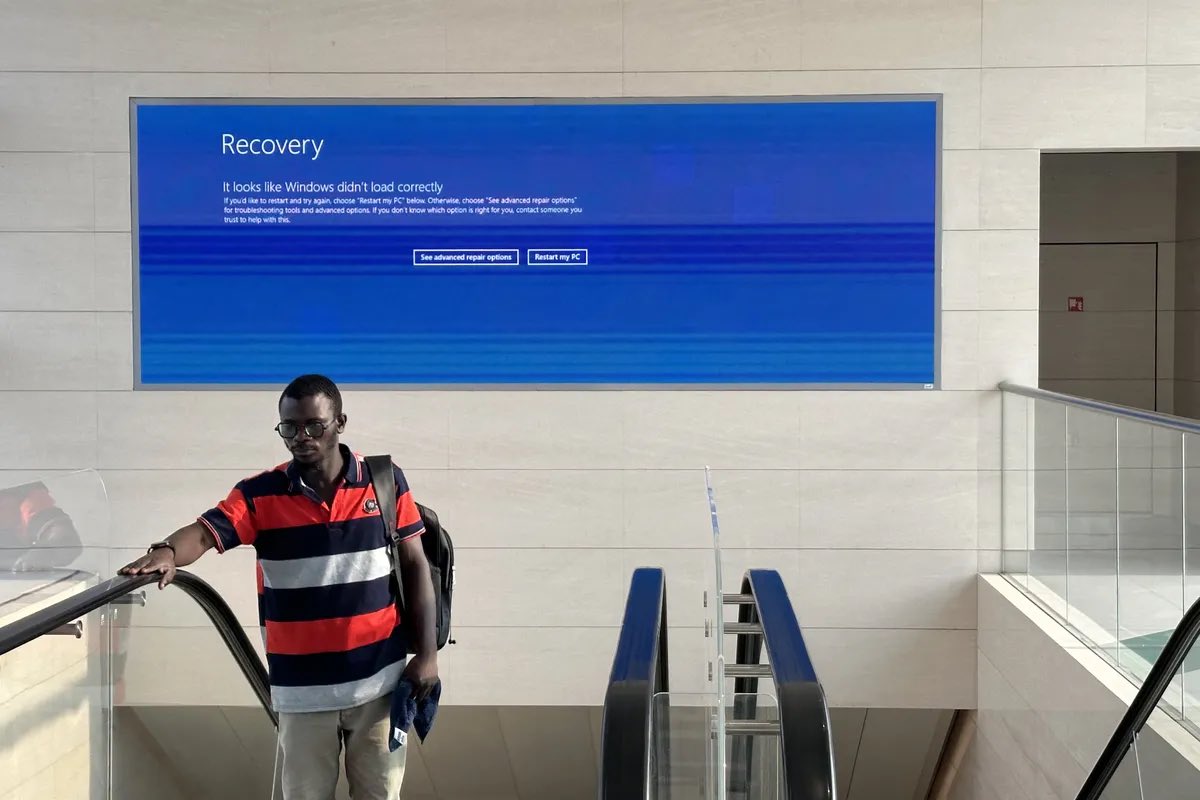 הצילומים של the verge של blue screen מסביב לעולם, זאת אומנות. 
theverge.com/24202037/micro…