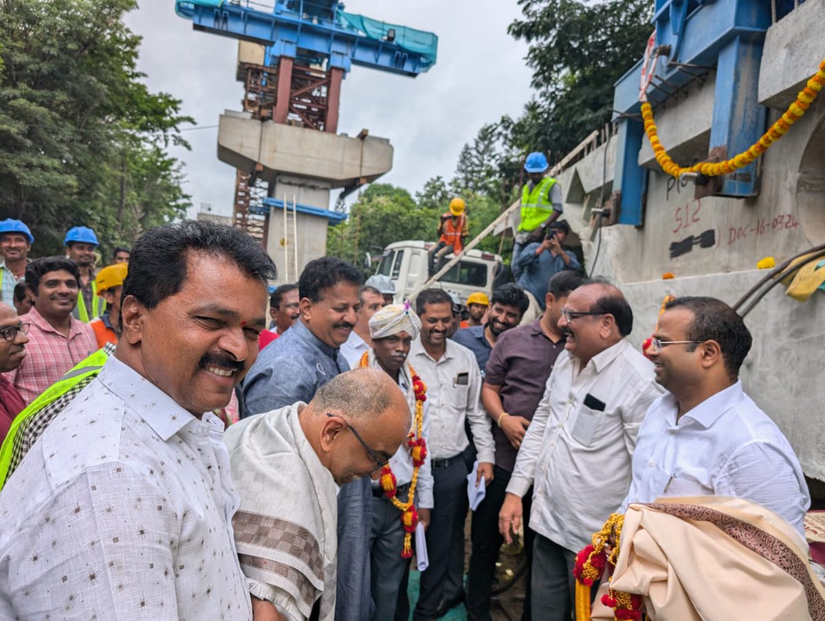 SRVishwanathBJP's tweet photo. ನಮ್ಮ ಯಲಹಂಕದ ದೊಡ್ಡಬಳ್ಳಾಪುರ ಮುಖ್ಯ ರಸ್ತೆಯಲ್ಲಿ ಯಲಹಂಕ ಪೊಲೀಸ್ ಠಾಣೆ ಇಂದ ಮೇಜರ್ ಸಂದೀಪ್ ಉನ್ನಿಕೃಷ್ಣನ್ ರಸ್ತೆಯವರೆಗೂ ನಿರ್ಮಿಸಲಾಗುತ್ತಿರುವ ಮೇಲ್ಸೇತುವೆಯ ಮೊದಲ ಸೆಗ್ಮೆಂಟ್ ಅನ್ನು ಉದ್ಘಾಟಿಸಲಾಯಿತು...

#Yelahanka #SRVishwanath https://t.co/Gv99euqyUO