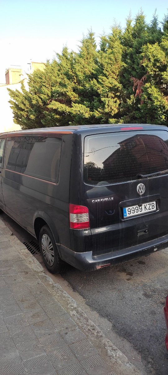 TxaviMN's tweet image. Aquests dos cotxes porten mesos aparcats al carrer Anicet de Pagès de @ajfigueres . Són del taller de rodes del costat. Treuen el vado per no pagar però ocupen dos llocs sempre, amb el greuge pels veïns @GU_Figueres 
No es pot fer res? És legal això?