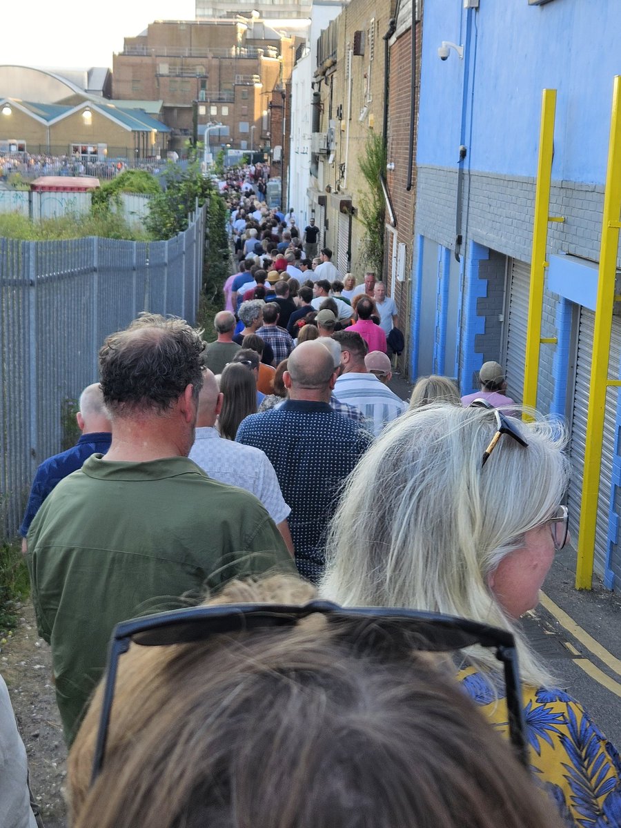mills197005's tweet photo. @DreamlandMarg missed half of the Manics set due to excessive queues, what happened? https://t.co/i22jtynehf