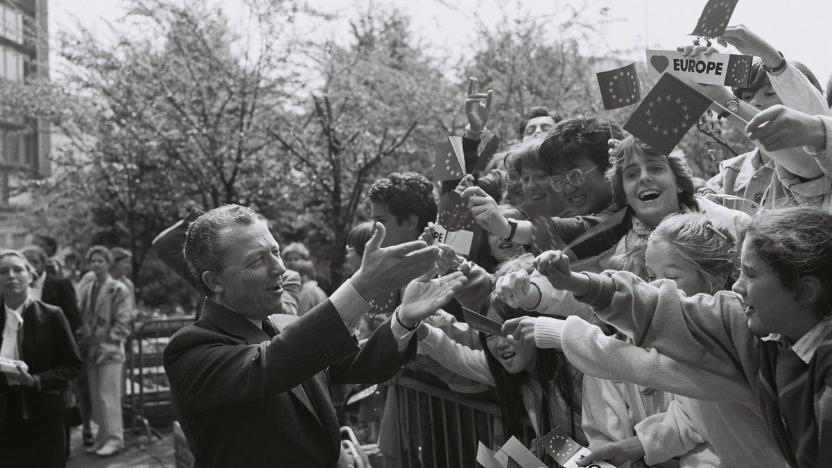 DelorsInstitute's tweet photo. 🇪🇺 [#Hommage] Aujourd'hui, Jacques Delors aurait eu 99 ans. Toutes les équipes des instituts de Paris, Berlin et Bruxelles lui rendent hommage avec émotion et reconnaissance. 

Son souvenir et ses idéaux continueront à inspirer notre engagement en faveur de notre #Europe. https://t.co/o0E1ABxsSO