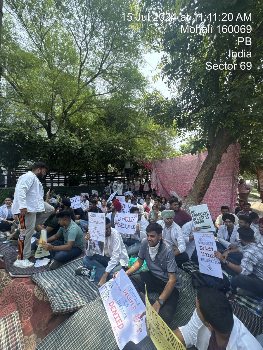 drishti_aneja's tweet photo. क्यों पंजाबकी सरकार इतनी लापरवाह है ?
क्या उनकी कोई जिम्मेदारी नहीं है पंजाब के यूथ की तरफ़!
जिन स्टूडेंट्स ने आने वाले टाइम मे जान बचानी है वह ख़ुद अपनी जान के लिए लड़ रहे हैं , जिन्हें उनका हक़ पूरे आदर समान से मिलना चाहिए वह ख़ुद अपने हक़ के लिए लड़ रहा है 
कहा है पंजाब सरकार? https://t.co/3NJum6qwjJ