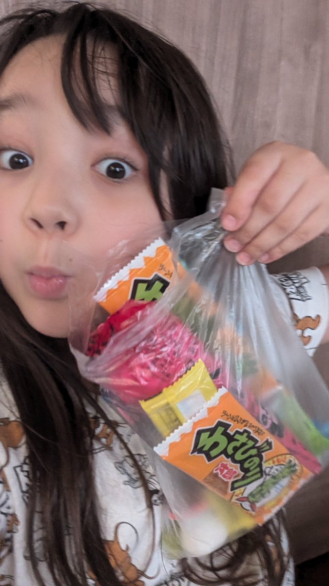 Elizabeth000425's tweet photo. 駄菓子屋さん行ったー💕💕💕おまけもらえたよ😍❤️また行こう🥰🥰
#駄菓子 #お菓子 #smacks #model #idol #Elizabeth #Liz #MERCREW https://t.co/BCFgRbouTG