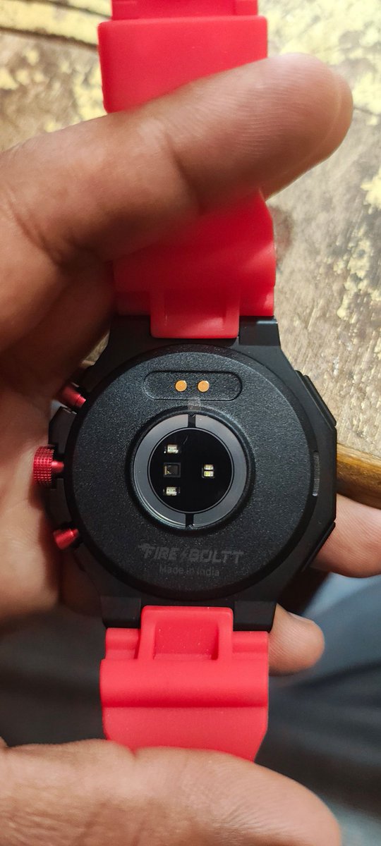 Anand143Ak's tweet photo. Ordered 2 piece fireboltt expedition watch in flipkart i received same box what i ordered but watch is not same this scam from flipkart and fireboltt what and the watch which one i received the same watch sold for 1299 in flipkart @flipkartsupport @Flipkart @fireboltt___ https://t.co/YFUmNNlmJ3