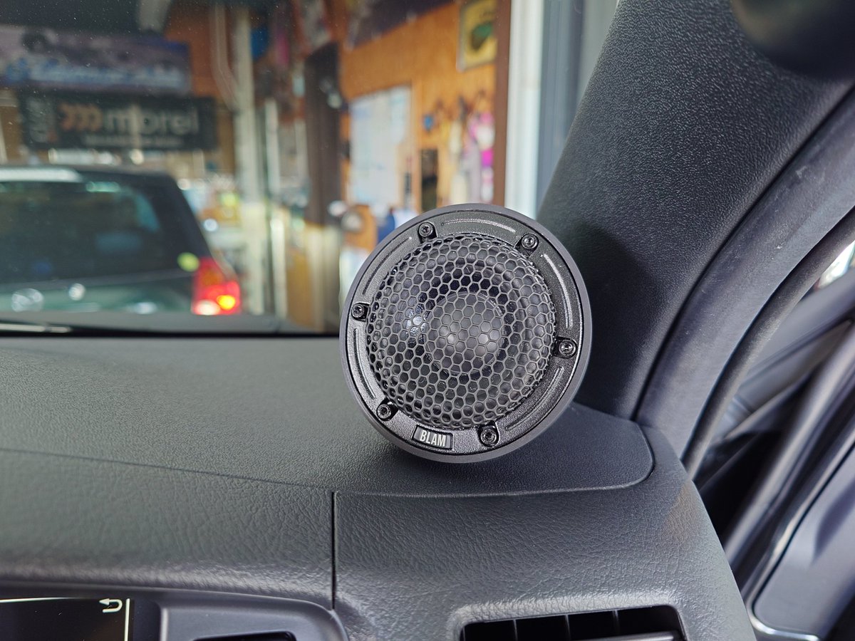 FLASHPOINTSOUND's tweet photo. 本日はハイエースのスピーカー交換をさせていただきました。デッドニングはSP周辺のみの簡易デッドニングになります。オーナーのI様はマキシマムザホルモン好きの腹ペコさんでした♪ありがとうございました。
#ハイエース
#スピーカー交換
#BLAM #LFR52 #HELIX #B62C https://t.co/30al4IO0Th