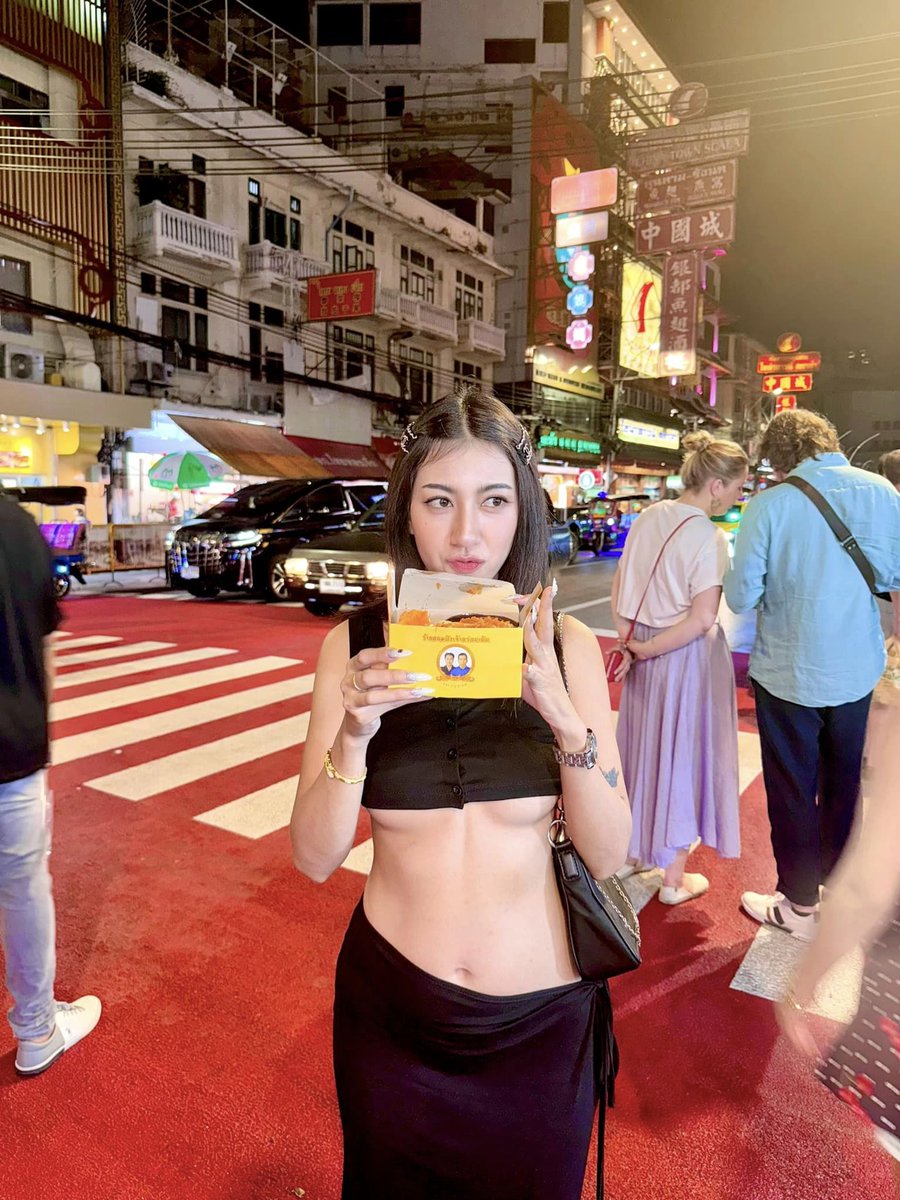MNZZ799270's tweet photo. ถ้าวันไหนที่เธอล้ม เเสดงว่าเธอสดุดความน่ารักของเรา 📷 #Rockstarlisa #LISA  #เยาวราช https://t.co/aJ6bbqHOxe