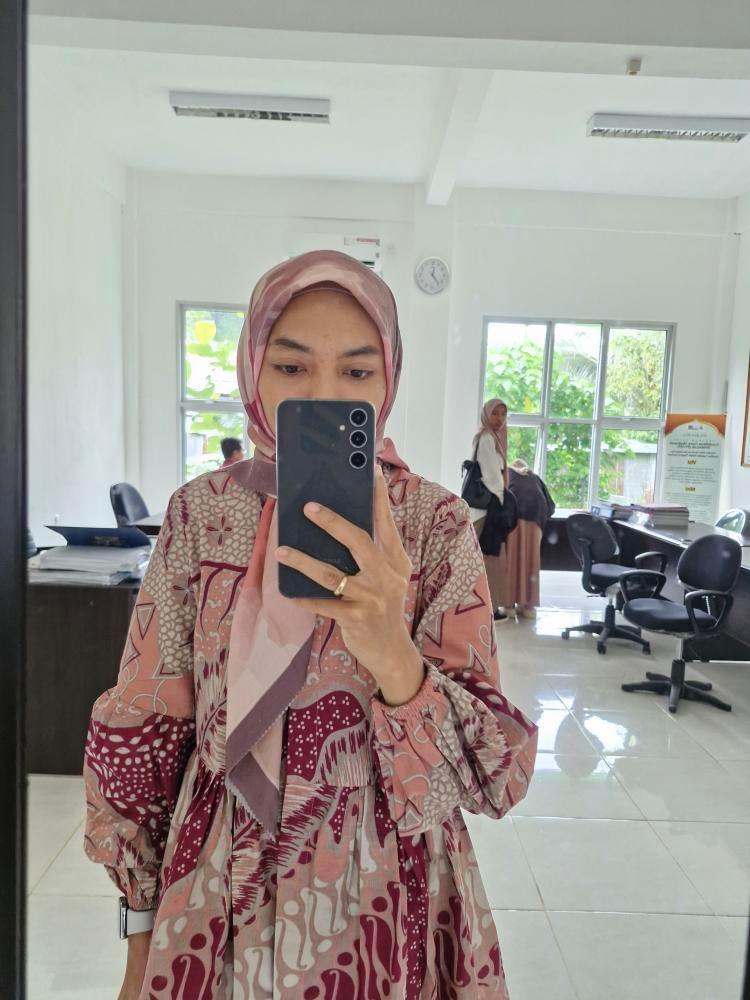 IgaCandrayu's tweet photo. Ini batik kerja yang paling aku suka warnanya, pink tapi gak norak, lengan karet busui friendly, warna ok banget https://t.co/GYA7G0RPHD https://t.co/Rk7Tl3Frt4