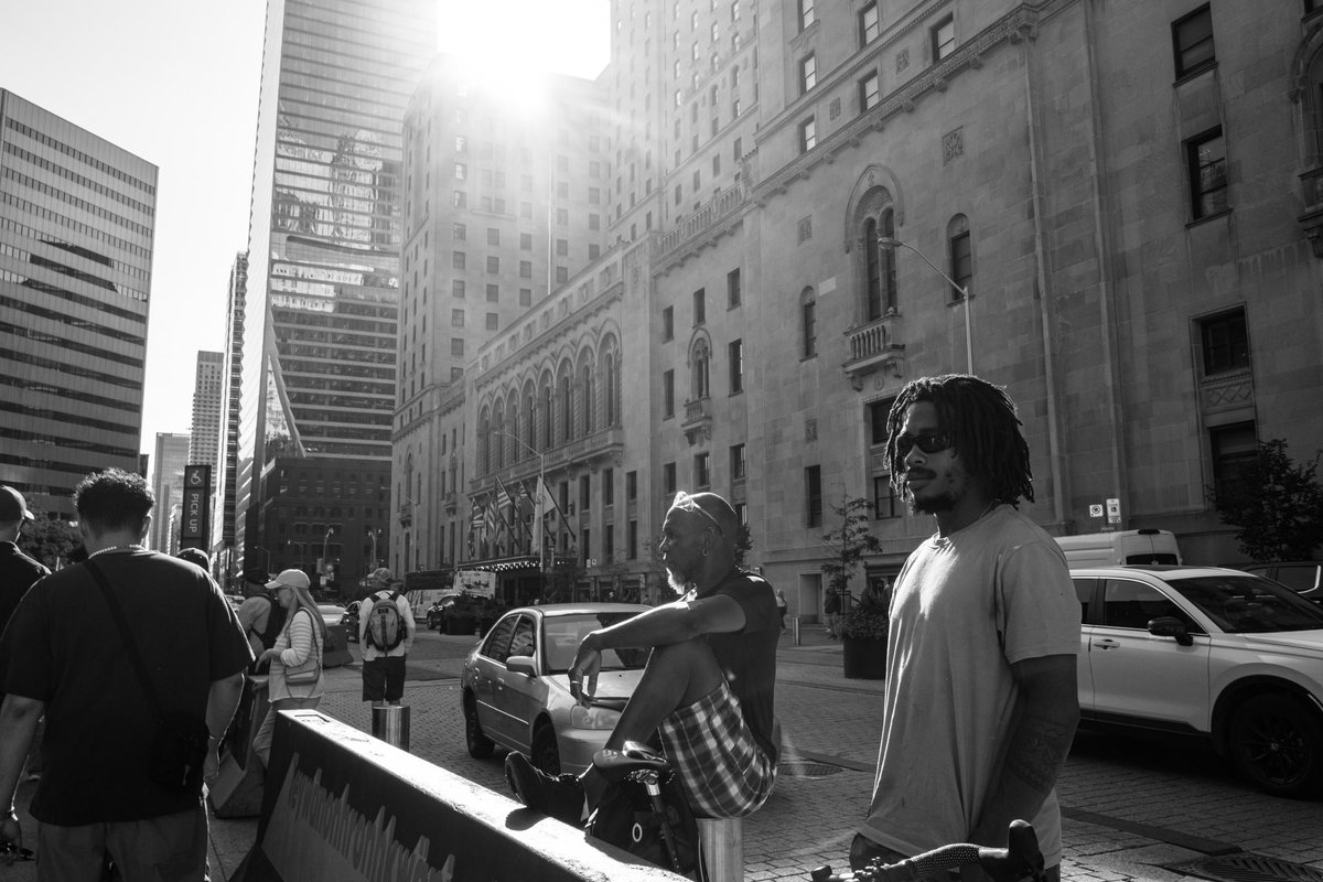 The Streets of Toronto (July 19, 2024)
.
.
.
.
#toronto #torontophotographer #streetphotography #photography #light_and_shadow #city #urban #torontostreetphotography #snap_street #snap_community #verotography #podium_street #pictas #podium #snap_canada #snap_people #people