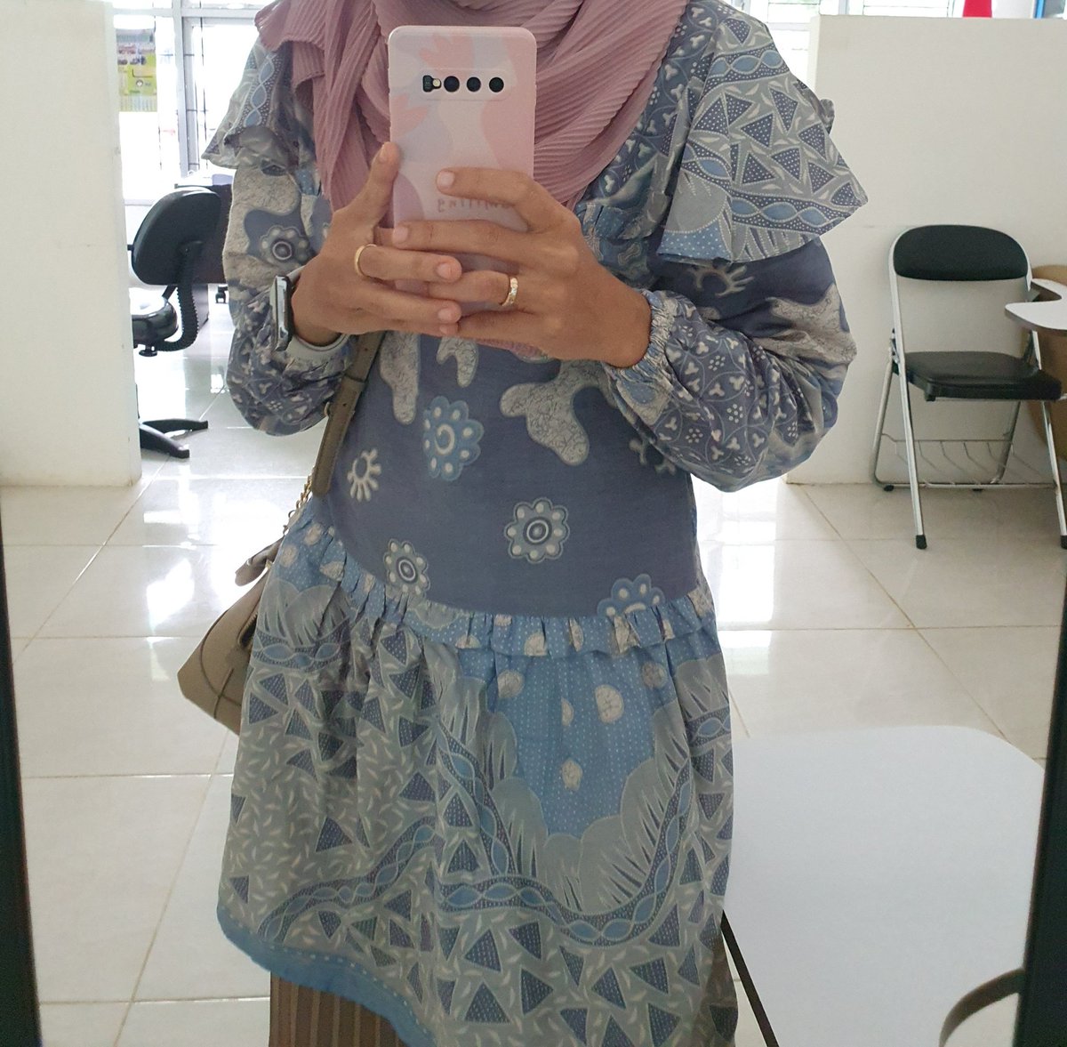 IgaCandrayu's tweet photo. Kalau ini batik kerja warna soft blue lumayan tebal, adem, ada detail ruffle dan lengan karet link
https://t.co/iCEF1oNLah https://t.co/NhgT7Jrz8w
