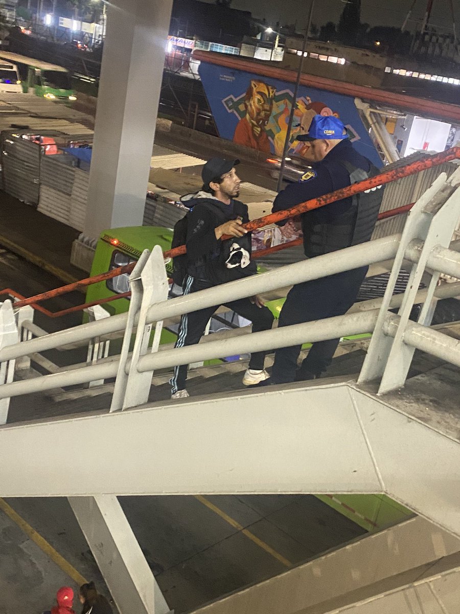 zerchzro's tweet photo. Hoy en Metro constitución estos policías agredieron muy feo al muchacho que traía un perrito. La policía que me dijo que me quitara. Me tomo fotos. @MetroCDMX @SSC_CDMX @GobCDMX @Claudiashein @c4jimenez #abusopolicial #MaltratoAnimal #Policia #abusodeautoridad #MetroCDMX https://t.co/nHYiEUIqLj