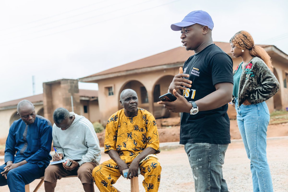 Afooo_afooo's tweet image. In continuation of #ProjectTrustNG, I joined other COPs on a visit to Àràlọpọ́n Community, Iléṣà, Ọ̀ṣun State, on Thursday.

We engaged the participants on how to nominate and track community projects using the NOMTRAC app.

#ProjectTrustNG is an initiative of @Connected_dev