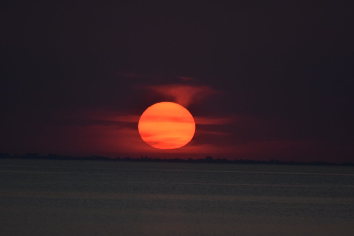Vrijdagavond super zonsondergang. Lelystad boven Markermeer. Gezellig druk op het strand bij de Hurkende man <a href="/FlevolandWeer/">Flevoland Weer</a> <a href="/BuienRadarNL/">Buienradar</a> <a href="/Weerfotoklasse1/">Weerfotoklassement</a> <a href="/weermanrobert/">➡️ Robert de Vries</a> <a href="/Diana_Woei/">DianaWoei</a> <a href="/FlorianPolak/">Florian Polak</a> #zonsondergang #Markermeer #hurkendeman #Lelystad