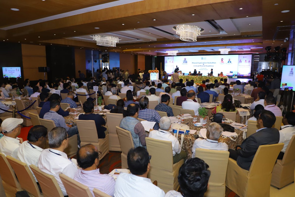 MinesMinIndia's tweet image. Dr Veena Kumari Dermal, Joint Secretary, @MinesMinIndia in key note address talked about commitment for sustainable development and #Netzeroemissions by 2070 and importance of energy transition, minerals exploration by identifying critical,strategic mineral blocks with the help