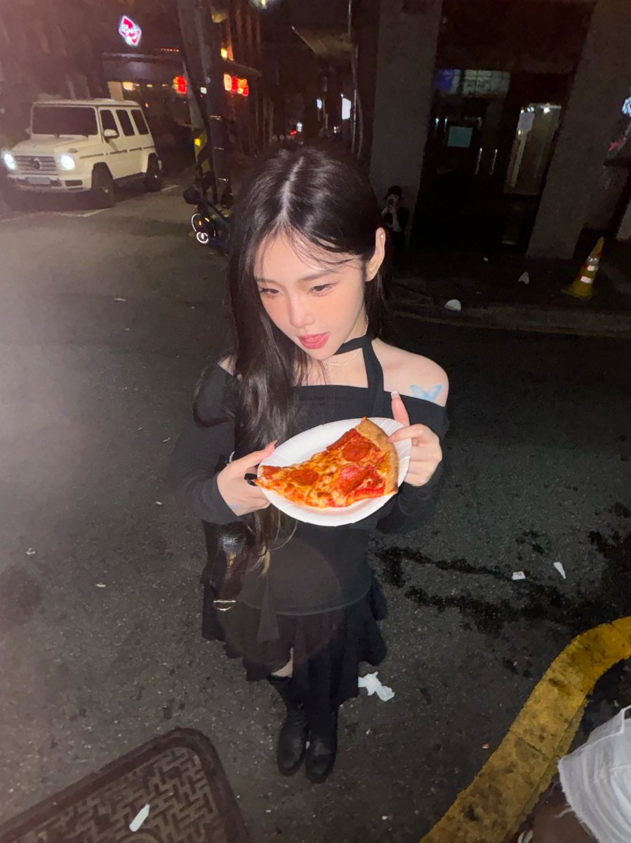 xshiae's tweet photo. me and my pizza last night https://t.co/OKIeM2IJ0D