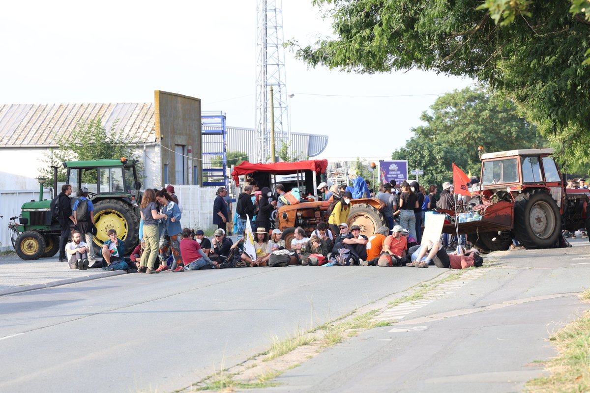 Prefet17's tweet photo. #Manifestation | Les manifestants anti-bassines se dirigent sur plusieurs sites sensibles, notamment au niveau du groupe Soufflet, située dans le quartier de la Pallice à La Rochelle. 
▶️Le @Prefet17  prend les mesures nécessaires pour assurer la sécurité. https://t.co/FWEhn7Lb9a