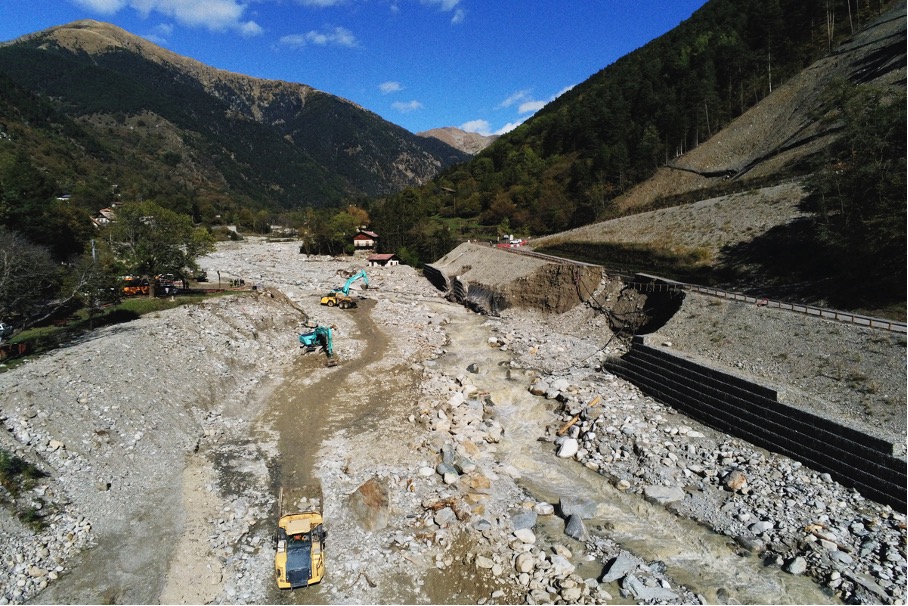 geotdf's tweet photo. In 2020 catastrophe hit the Vésubie valley, the place we race today. 

Sediments from the river caused major damage we still see four years later along the course of stage 20. Theo, Loïs and Adèle explain what happened when storm Alex hit here on 2 October 2020.

To explain why it did so much damage we travel back in time to explore the specific geology of the region and how that attributed. Glaciers played an important role in the now sunny part of Southern France.

But the scientists at @inrae_france also look at the future and how such a disaster could be prevented from happening again.

@knag @UUGeo @UniUtrecht @TNO_nieuws

#TDF2024 #GeoTDF 

https://t.co/uMhL4rJYgV