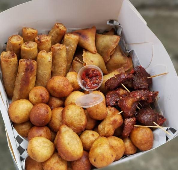 ExploreDebbie's tweet photo. Weekend!!🥳🥳 After doing all those chores, how about a nice hot box of chops and your favorite drink 😉

To place your order call/WhatsApp: 09156019126

Or call: 07015741887

Check out our catalog:
https://t.co/kVWsTqZUr3

#exploredebbie #smallchopsph #WeekendVibes
#phtwitter https://t.co/kPKDo62HBh