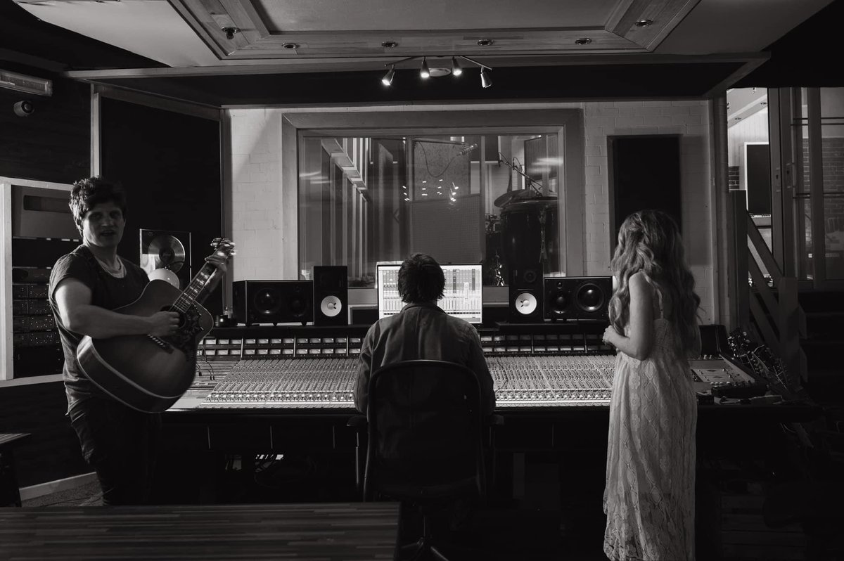emmakingmusic's tweet photo. It’s happening…  🎛️📀

#ukcountrymusic #americana #studio #newmusic #newrelease https://t.co/eubRRoKqlF