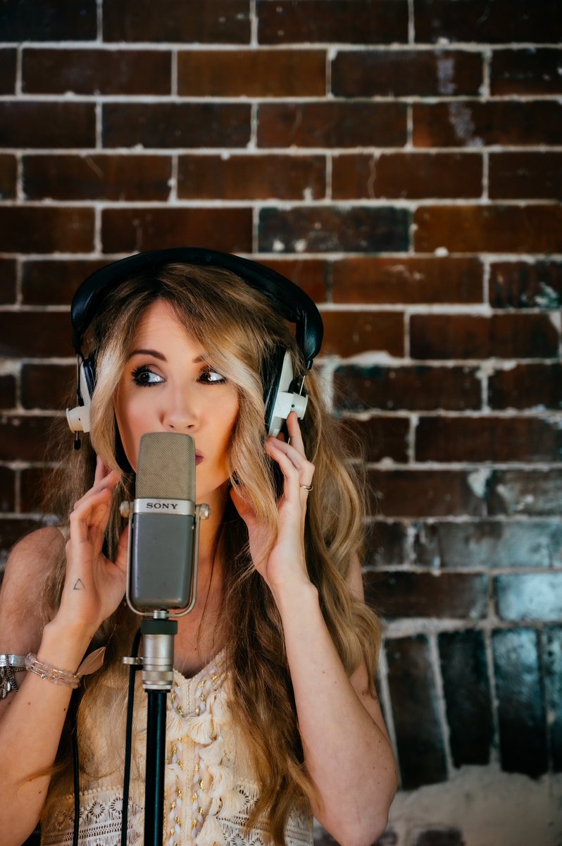 emmakingmusic's tweet photo. It’s happening…  🎛️📀

#ukcountrymusic #americana #studio #newmusic #newrelease https://t.co/eubRRoKqlF