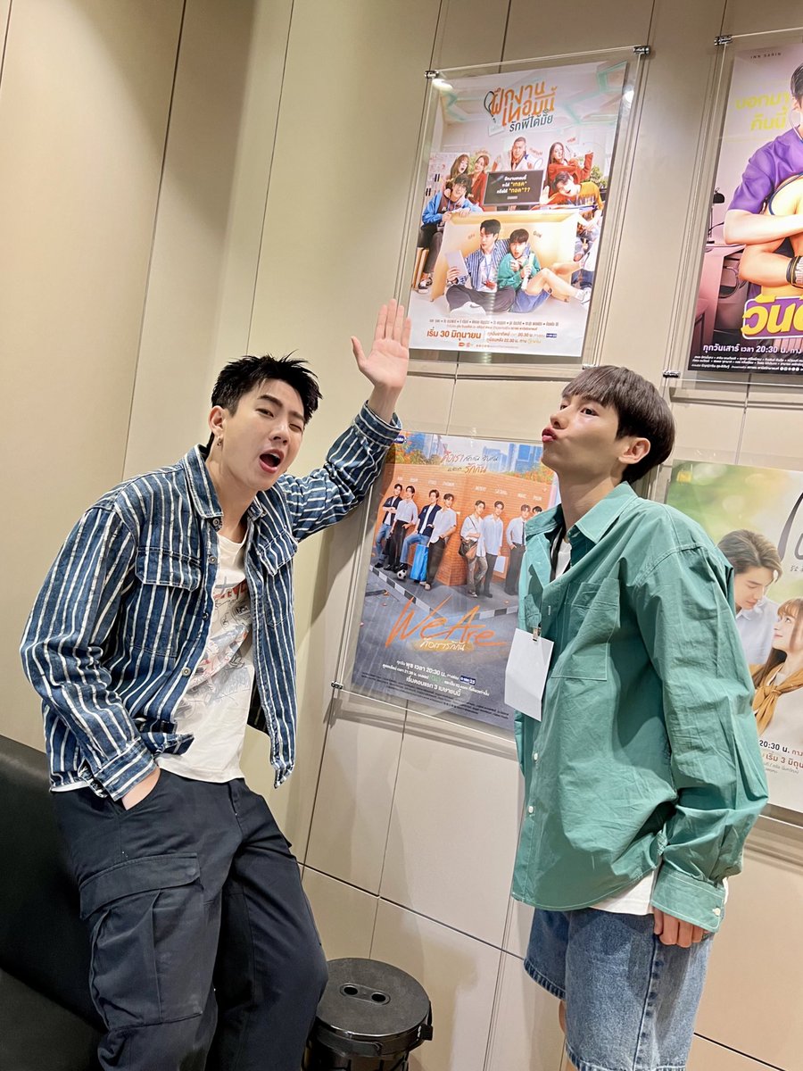 TheTraineeGMMTV's tweet photo. โปสเตอร์ตรงนี้ พี่เจนกับน้องไรอันเป็นคนติดเองเลยนะ! ใครไปแวะถ่ายรูปมาแล้ว มาอวดกันได้น้าาา 💚✨ 
#TheTraineeSeries 
#GMMTV https://t.co/jvNdtBJZBg