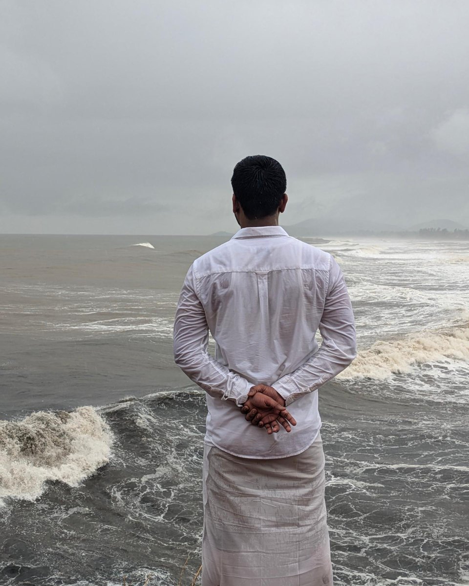 MSDianAbhiii's tweet photo. When in south, Lungi is must https://t.co/XsMo6eBC5D