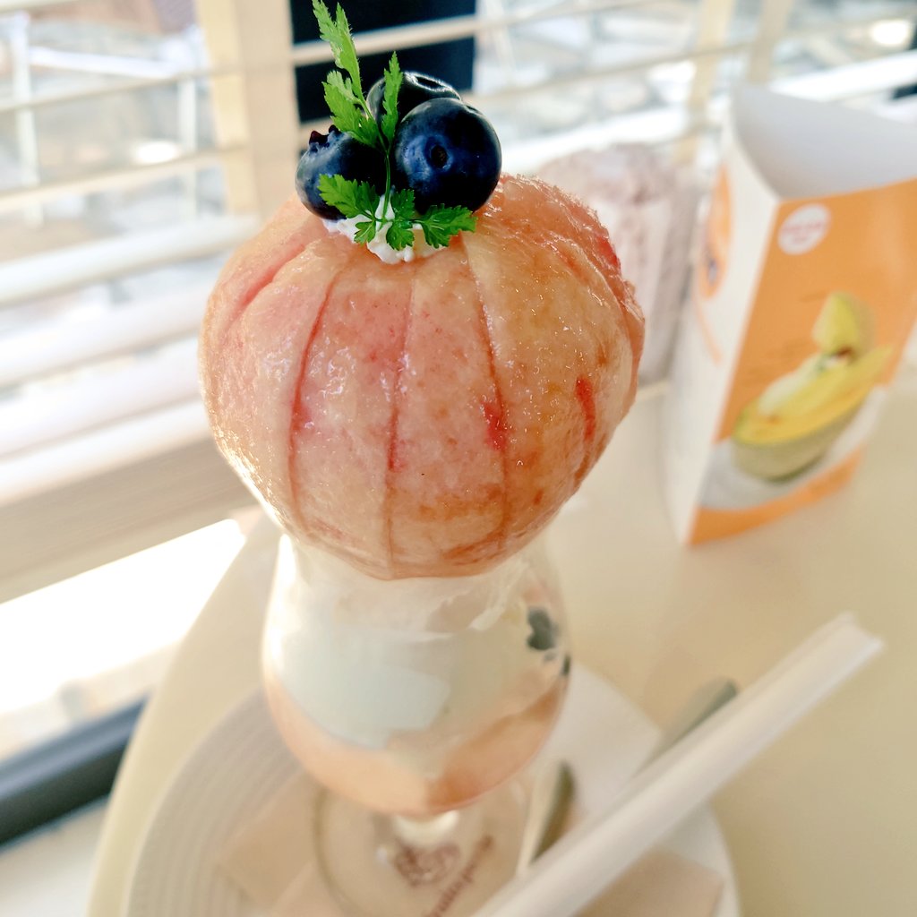 whiterabbit3410's tweet photo. #フルーツピークス
#フルーツパフェ
#桃パフェ
桃丸ごと頂き〜♪ https://t.co/GNOe7B5qyZ
