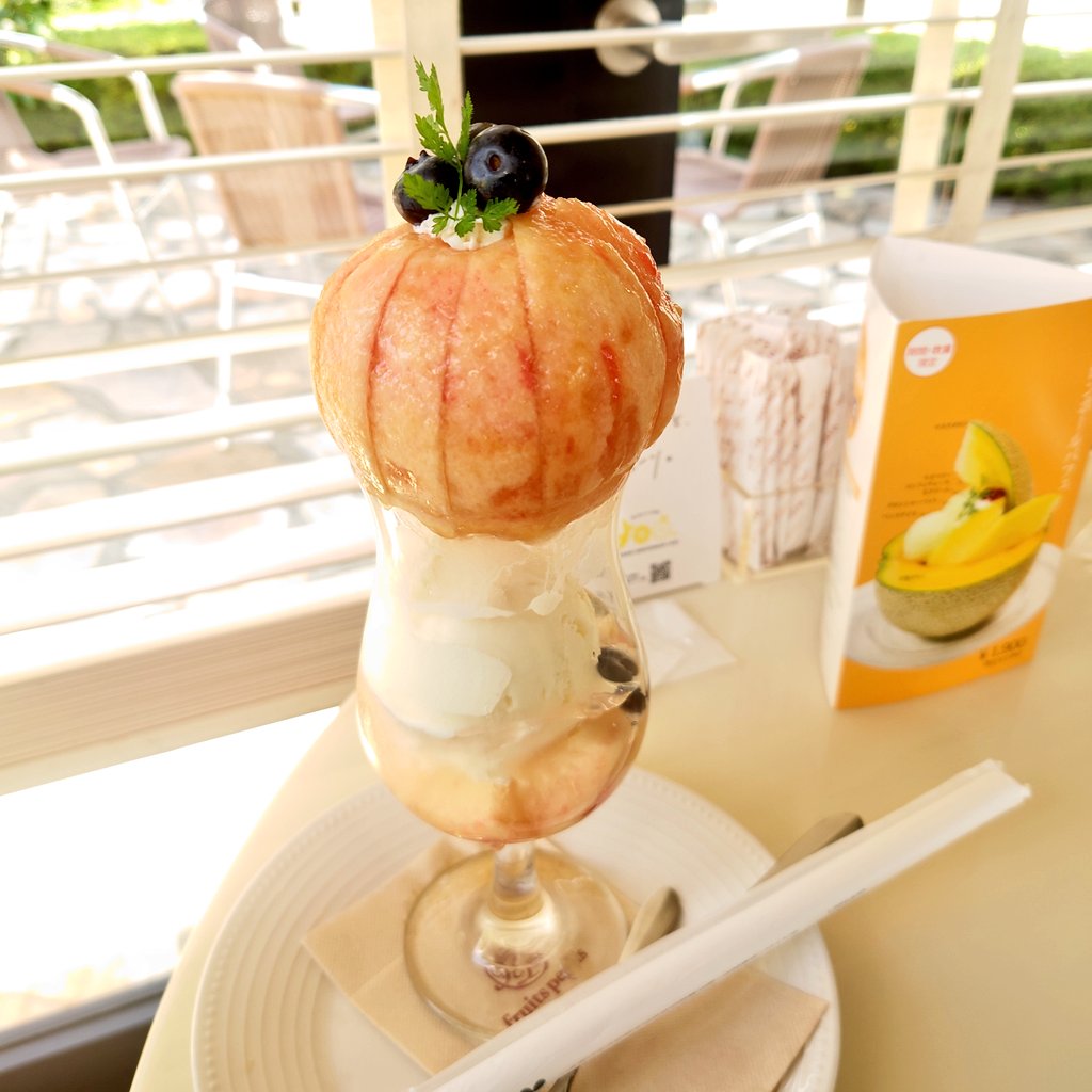 whiterabbit3410's tweet photo. #フルーツピークス
#フルーツパフェ
#桃パフェ
桃丸ごと頂き〜♪ https://t.co/GNOe7B5qyZ