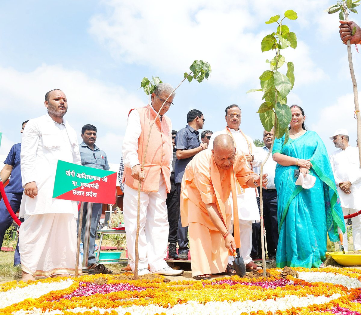 myogiadityanath's tweet photo. लखनऊ में वृक्षारोपण जन अभियान-2024 के अंतर्गत आज ही उत्तर प्रदेश में 36.50 करोड़ पौधरोपण के लिए महाभियान का शुभारंभ हुआ।

इस अवसर पर पर्यावरण संरक्षण में उत्कृष्ट योगदान दे रहे 10 पर्यावरण प्रेमी कृषकों को पुरस्कार स्वरूप धनराशि के चेक वितरित कर उन्हें सम्मानित करने के साथ ही विद्यार्थियों को पौधे भी भेंट किए। 

आइए, अपने वर्तमान और भविष्य को सुरक्षित व उज्ज्वल बनाने के लिए इस महाभियान से जुड़ें।

सभी को मेरी ओर से हार्दिक बधाई और शुभकामनाएं!