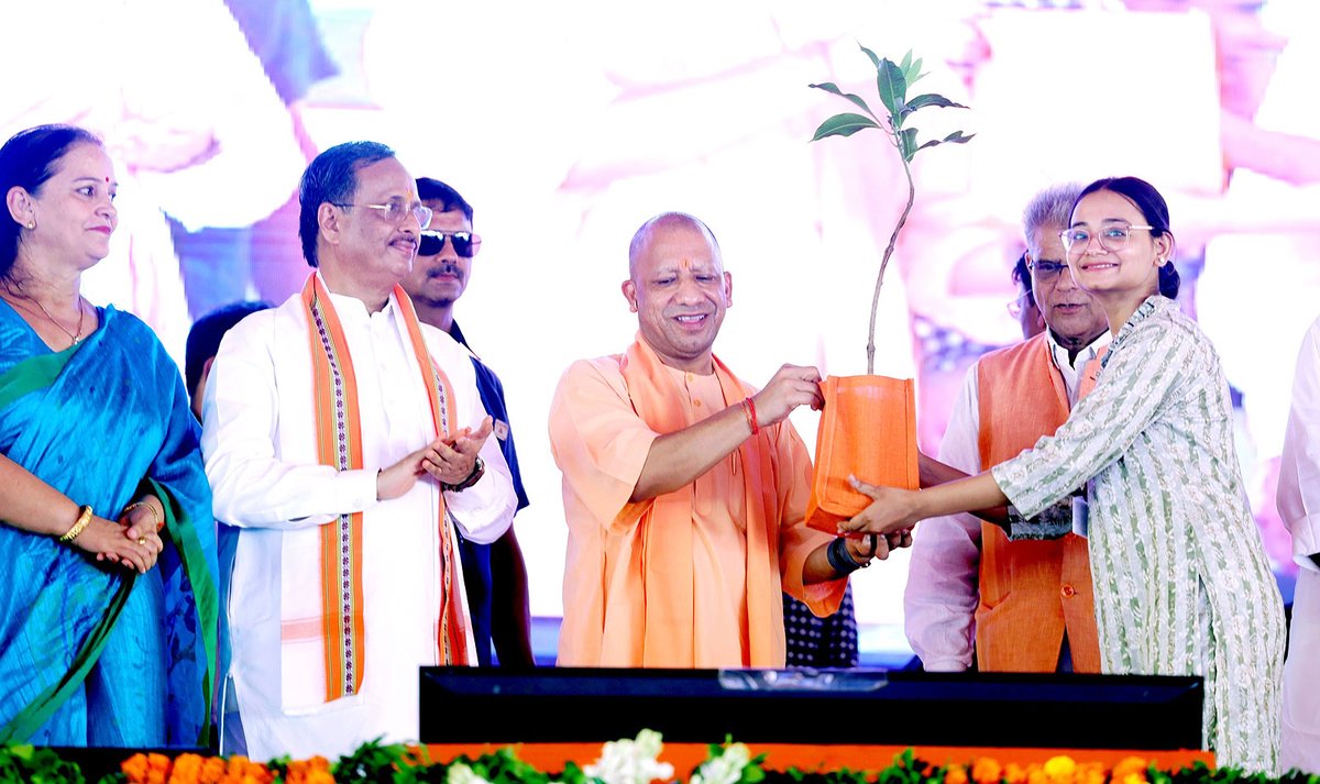 myogiadityanath's tweet photo. लखनऊ में वृक्षारोपण जन अभियान-2024 के अंतर्गत आज ही उत्तर प्रदेश में 36.50 करोड़ पौधरोपण के लिए महाभियान का शुभारंभ हुआ।

इस अवसर पर पर्यावरण संरक्षण में उत्कृष्ट योगदान दे रहे 10 पर्यावरण प्रेमी कृषकों को पुरस्कार स्वरूप धनराशि के चेक वितरित कर उन्हें सम्मानित करने के साथ ही विद्यार्थियों को पौधे भी भेंट किए। 

आइए, अपने वर्तमान और भविष्य को सुरक्षित व उज्ज्वल बनाने के लिए इस महाभियान से जुड़ें।

सभी को मेरी ओर से हार्दिक बधाई और शुभकामनाएं!