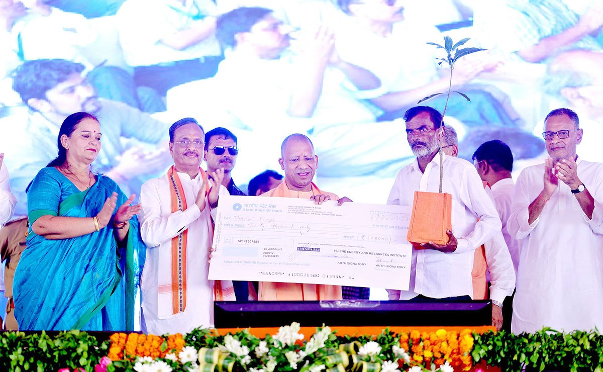 लखनऊ में वृक्षारोपण जन अभियान-2024 के अंतर्गत आज ही उत्तर प्रदेश में 36.50 करोड़ पौधरोपण के लिए महाभियान का शुभारंभ हुआ।

इस अवसर पर पर्यावरण संरक्षण में उत्कृष्ट योगदान दे रहे 10 पर्यावरण प्रेमी कृषकों को पुरस्कार स्वरूप धनराशि के चेक वितरित कर उन्हें सम्मानित करने के साथ ही