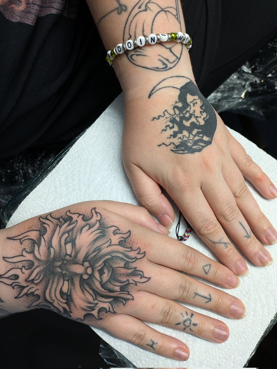 scottowentattoo's tweet photo. A pair or hands, healed moon lady and a fresh sun, with some green man vines.
#tattoos #tattoo #uktattoo #cheltenham #handtattoo #suntattoo #moontattoo https://t.co/iq1qhhKDdx