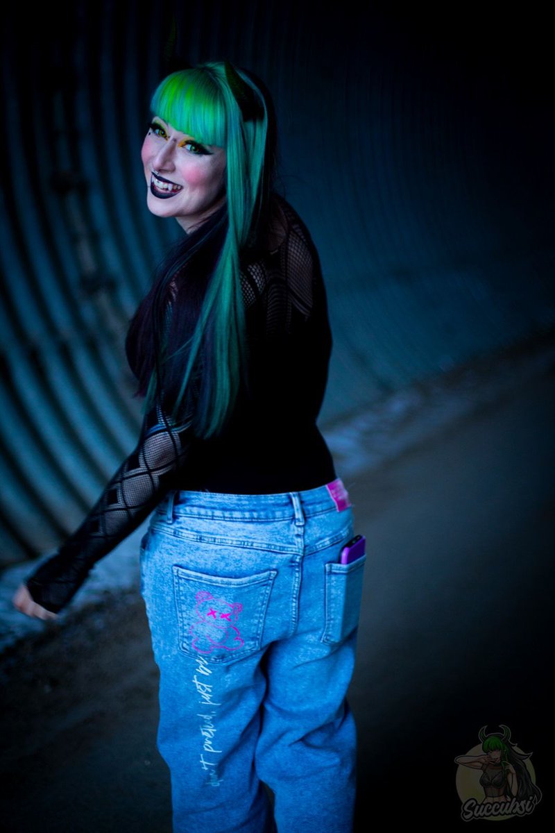xSuccubsi's tweet photo. GuMo Dämonis!🖤 Krass, wie schnell die zwei Wochen rumgingen. Heute starten endlich meine Ferien und ich kann es kaum erwarten, all die coolen Ideen in meinem Kopf umzusetzen. 😈 
#succubsi #alternativ #gothgirl #altgirl #gothmakeup #alternativhair #goth https://t.co/qvTjCWHXVq