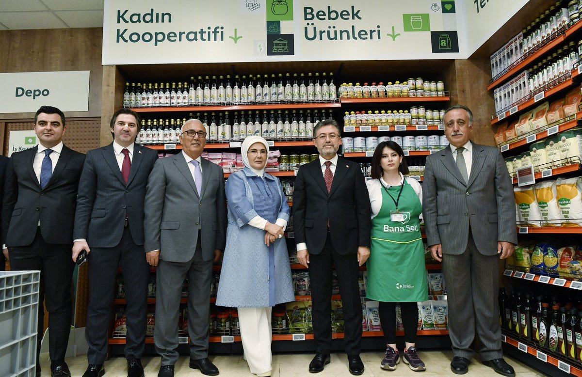 Ülkemizde bir ilk olarak Ankara’da hayata geçirilen, atıksız yaşam biçimini teşvik eden “Tarım Kredi Sıfır Market”i ziyaret ettim.

Geri dönüşüm otomatını ve dolum istasyonunu inceleyerek, ata tohumdan yetiştirilen ürünler ile kadın kooperatiflerimizin ürettiği ürünler hakkında