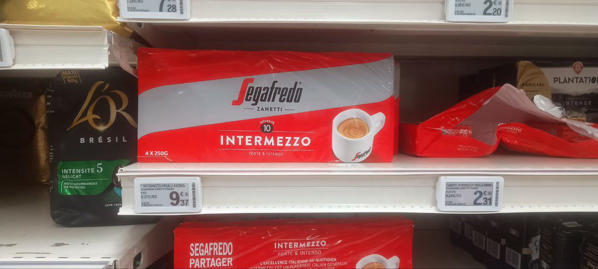 karlineVerhelst's tweet photo. Goeiemorgen allemaal, bonjour met een lekker kopje koffie!

Een promotie van 1 pak ten opzichte van vier kun je toch niet laten liggen hé 😂
#ladouce https://t.co/A9F9ZIxMXN
